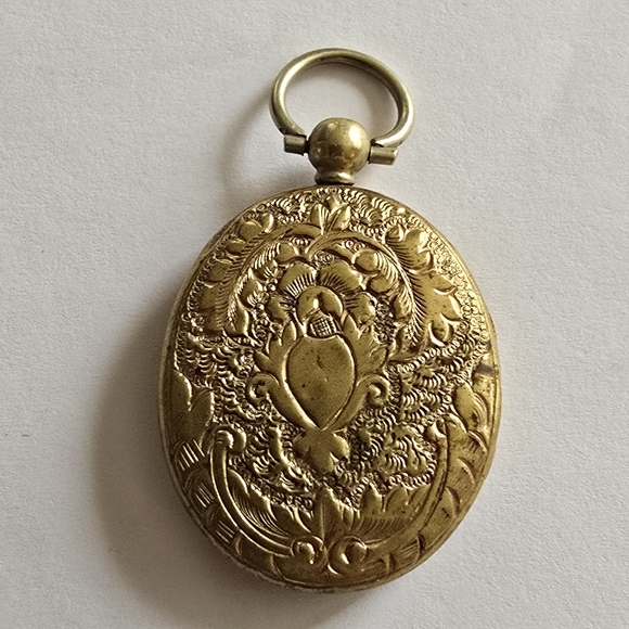 Antique locket Victorian oval  gold tone vintage leaves leaf 1800s botanical - Picture 3 of 15